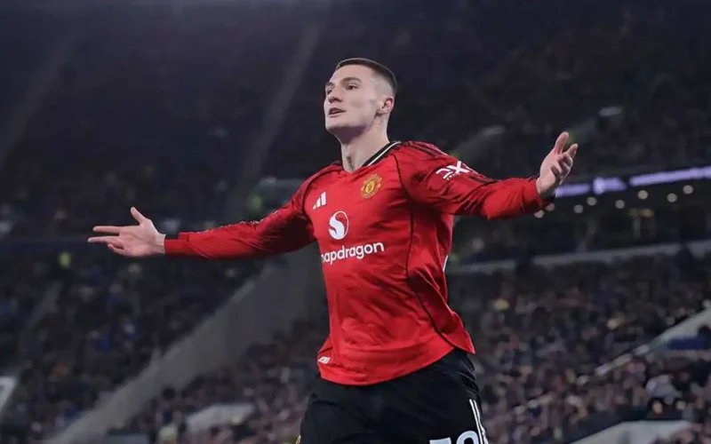 وكيل سيسكو يوجه رسالة حاسمة إلى إدارة مانشستر يونايتد بشأن موكله